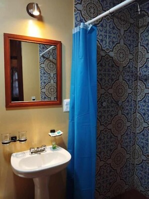 Combined shower/tub, hair dryer, towels