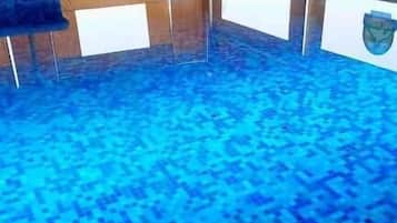 Alberca techada y alberca al aire libre