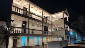 Vista frontal de la propiedad