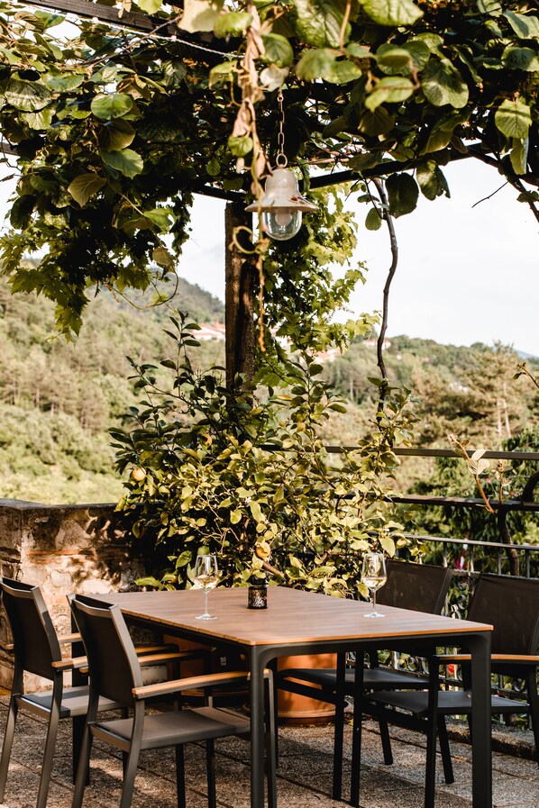 تناول الطعام بالخارج