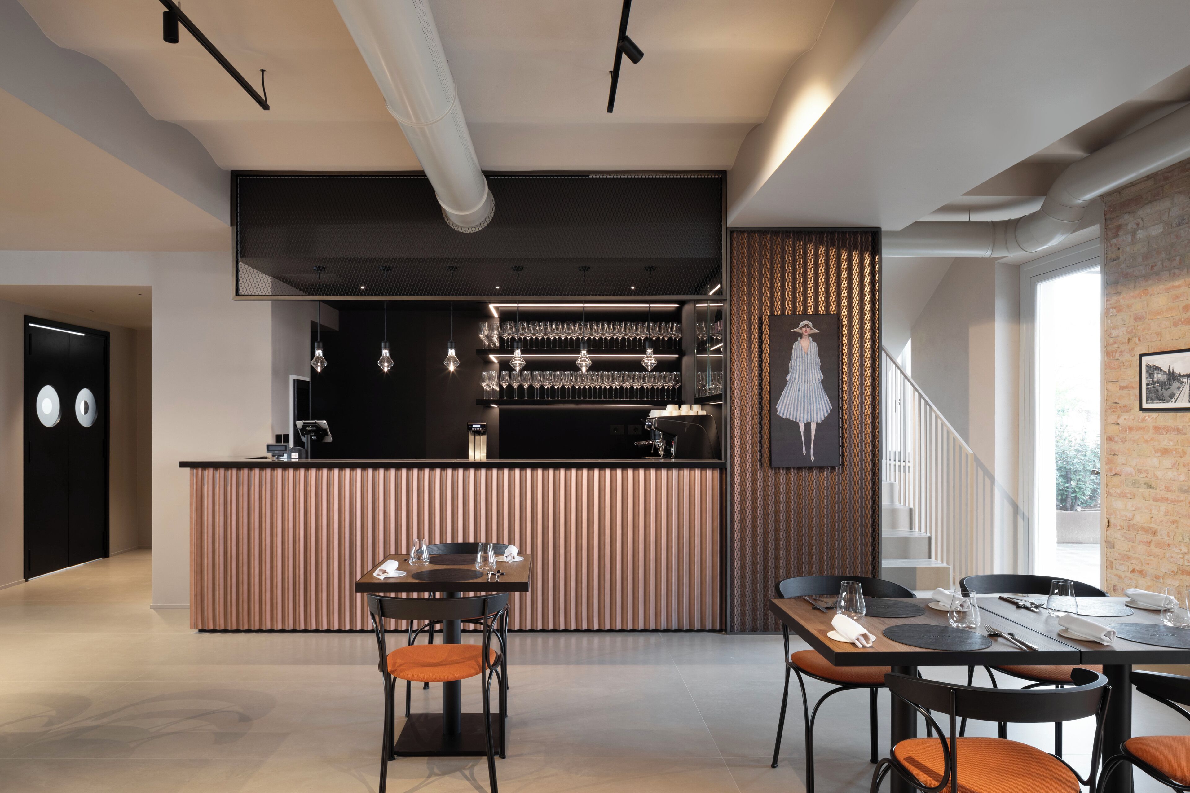 Een moderne keuken met een centraal eiland, een bar en een zithoek voor aan de eettafel.