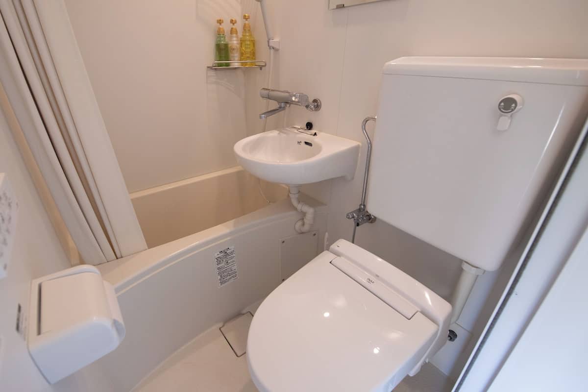 Kamar mandi | Handuk, sabun, sampo, dan tisu toilet