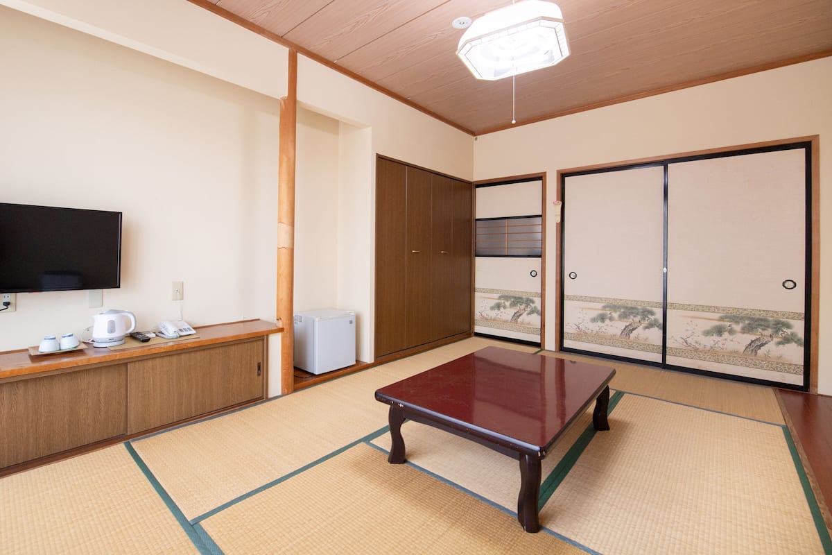 Traditional Quadruple Room, Non Smoking, Annex Building | Gebar bulu kapas, Wi-fi percuma, cadar katil