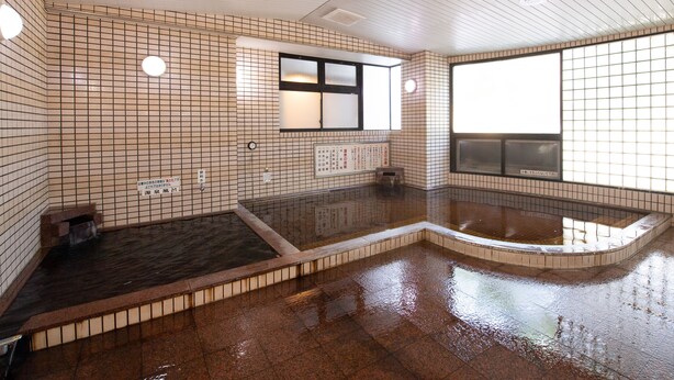 A traditional Japanese onsen with tiled walls and a wooden ceiling. - Tabist Hotel Yamashiro Onsen (Kofu)