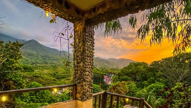 A hot tub with a view of a mountainous landscape. - Villa tayrona (Santa Marta)