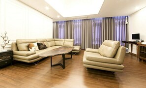 Suite Royal | Didekorasi berbeda-beda, meja kerja, dan ruang kerja ramah laptop