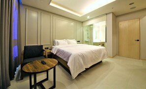 Kamar Double Superior | Didekorasi berbeda-beda, meja kerja, dan ruang kerja ramah laptop