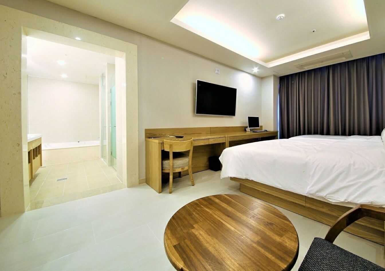 Luxury Twin Room | Individually decorated, desk, laptop workspace, soundproofing