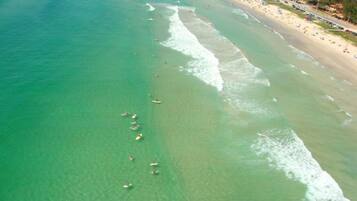 Pantai di sekitar dan pasir putih