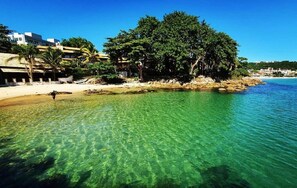 A strandtól nem messze és fehér homok