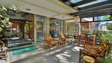 Pintu masuk properti