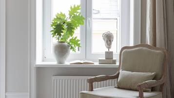 Departamento urbano, 1 cama Queen size, balcón, vista a la ciudad | 1 habitación, decoración personalizada y muebles diferentes