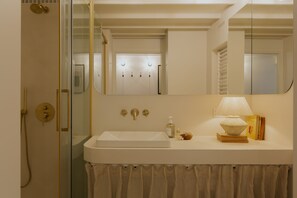 Design Apartment, Kitchenette, Mezzanine | Bathroom | Shower, hair dryer, towels, soap