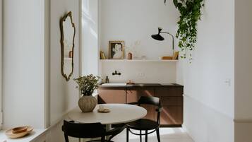 Design-Apartment, Kochnische, Zwischengeschoss | Eigene Küche | Mini-Kühlschrank, Herdplatte, Wasserkocher