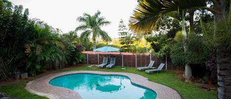 Utendørsbasseng og solsenger