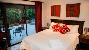 Skrivebord, skrivebord for bærbar PC og strykejern/-brett