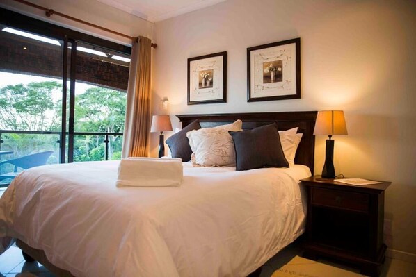 Escritorio y espacio para trabajar con laptop