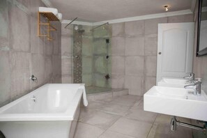 Separate bathtub and shower, deep-soaking bathtub - Palmwood Guest House (aManzimtoti)