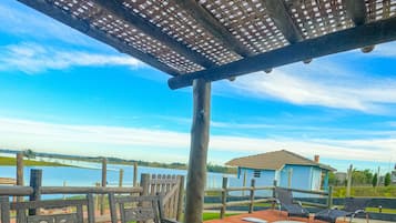 3 outdoor pools, a heated pool, sun loungers