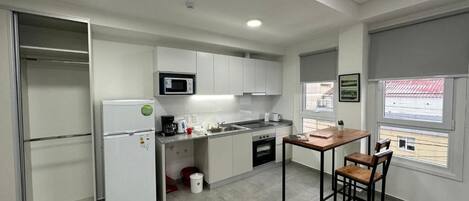 Full-size fridge, microwave, oven, stovetop