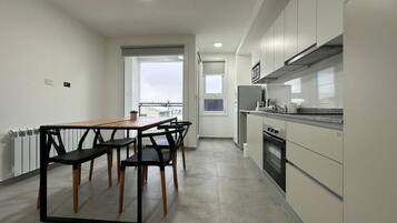 Full-sized fridge, microwave, oven, stovetop