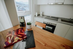 Studio Superior | Dapur pribadi | Lemari es besar, microwave, oven, dan kompor