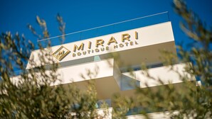 A modern building with the sign 'MIRARI Boutique Hotel'. - Mirari Boutique Hotel (Split)