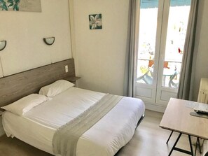 Desk, blackout drapes, soundproofing, free WiFi - Hôtel de la Poste (Ganges)