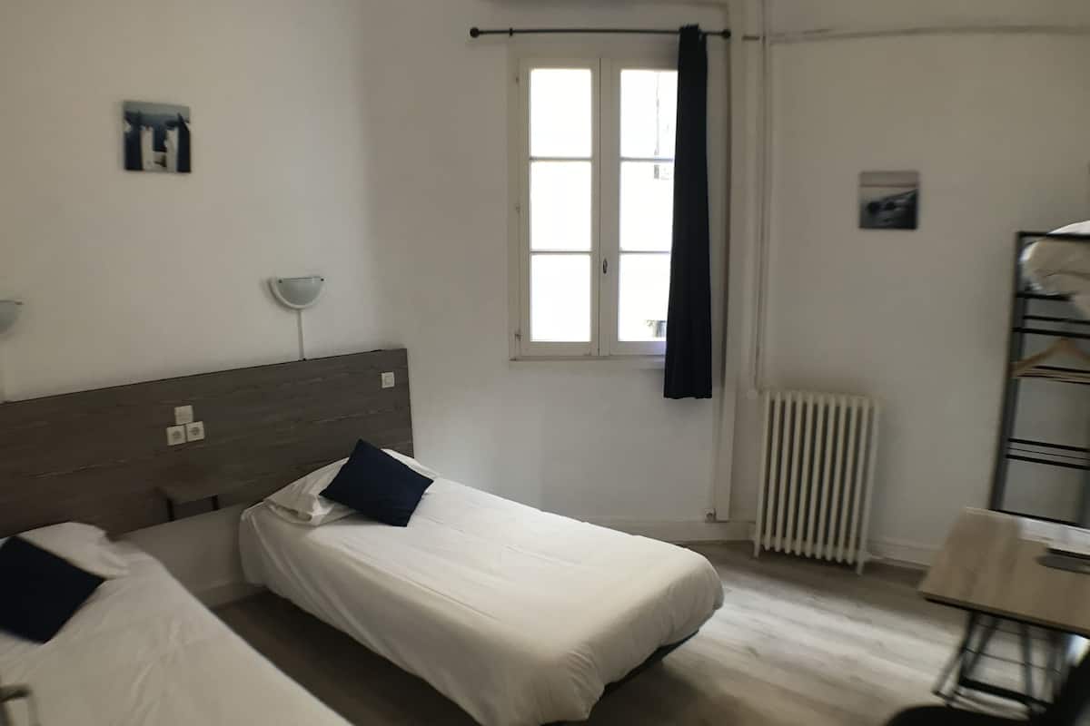 Eenvoudige Twin kamer | Een bureau, verduisterende gordijnen, geluiddichte muren, gratis wifi