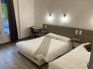 Habitació triple bàsica | Escriptori, cortines opaques i habitacions insonoritzades 
