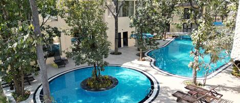 2 innendørsbassenger