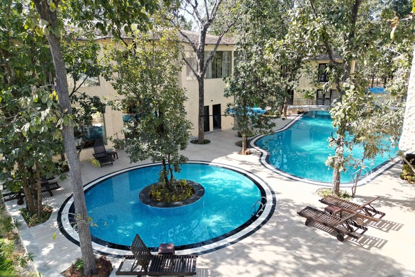2 indoor pools
