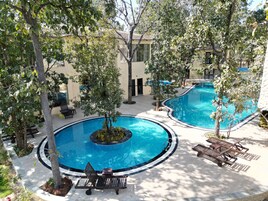 2 piscinas techadas