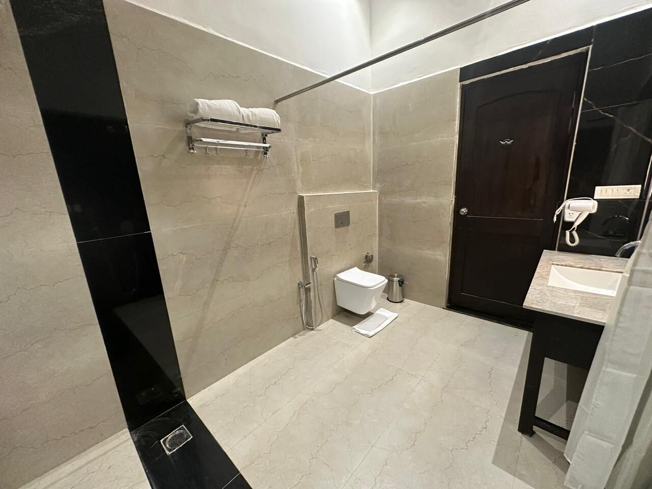 Ein modernes Badezimmer mit Dusche, Toilette und Waschbecken.