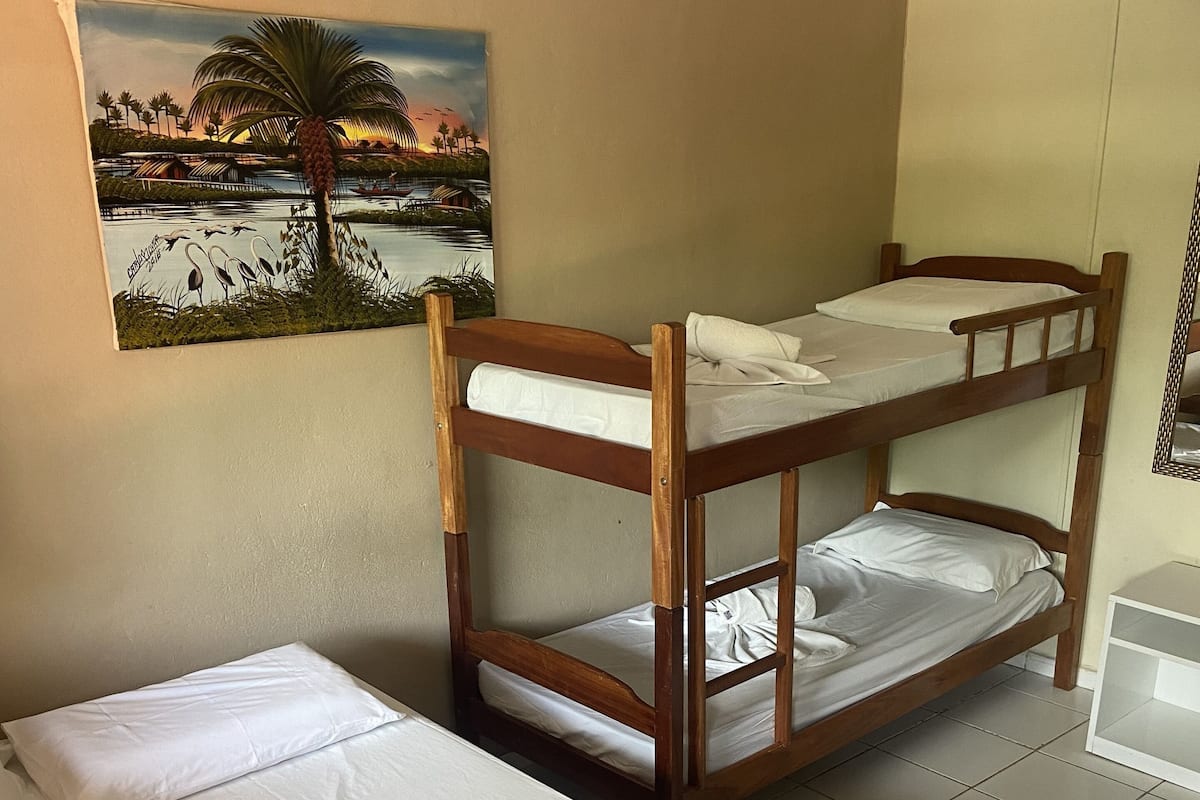 Suite estàndard, diversos llits, no fumadors, bany privat | Minibar i roba de llit 