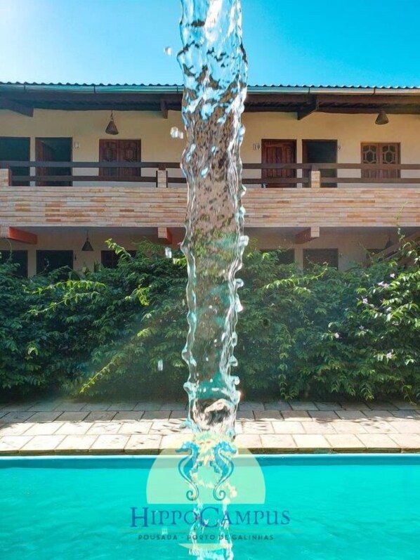 Una televisión de pantalla plana