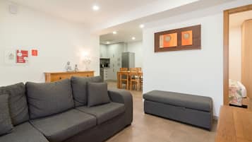 Casa da Petisqueira 61 | Área de estar | TV de tela plana 42 polegadas com canais a cabo, TV