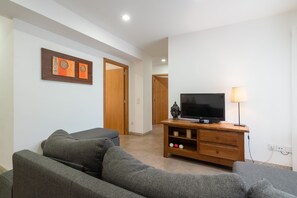 Casa da Petisqueira 61 | Living area | 42-inch flat-screen TV with cable channels, TV - Casas da Petisqueira 61 - Paredes-Oporto (Paredes)