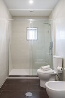 Casa familiar | Baño | Ducha, cabezal de ducha tipo lluvia, secador de pelo y bidé