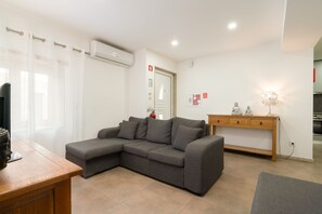 Casa da Petisqueira 61 | Living area | 42-inch flat-screen TV with cable channels, TV - Casas da Petisqueira 61 - Paredes-Oporto (Paredes)