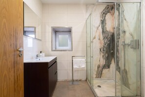 Casa da Petisqueira 61 | Baño | Ducha, cabezal de ducha tipo lluvia, secador de pelo y bidé
