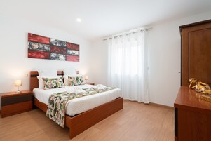 Casa familiar | Minibar (con algunos artículos gratuitos) y mobiliario individual