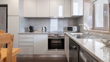 Casa familiar | Cocina privada | Refrigerador con congelador, microondas, horno y parrilla de estufa