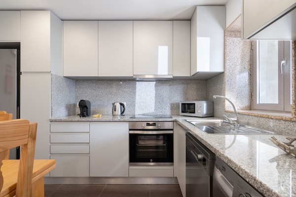 Family House | Dapur peribadi | Peti sejuk/penyejuk beku saiz penuh, ketuhar gelombang mikro, ketuhar