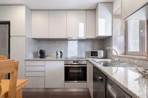 Family House | Private kitchen | Full-size fridge, microwave, oven, stovetop - Casas da Petisqueira 61 - Paredes-Oporto (Paredes)