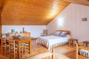 2 soverom, strykejern/-brett og reiseseng for barn