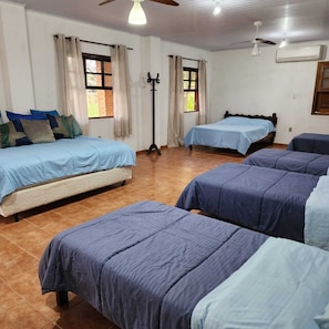 A room with two beds, a standing lamp, and an air conditioning unit. - Magnífico Rancho em Jarinu (Jarinu)