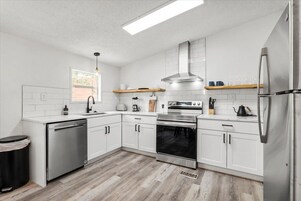 Full-size fridge, microwave, oven, stovetop