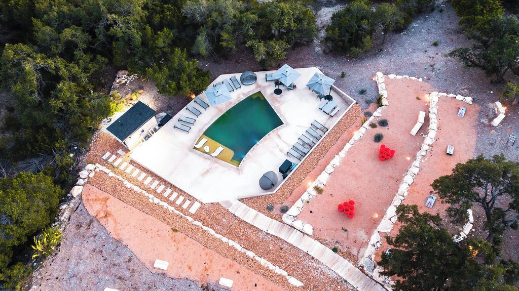 室外游泳池，池畔遮阳伞，日光浴躺椅