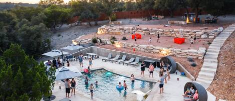 Udendørs pool, parasoller, liggestole